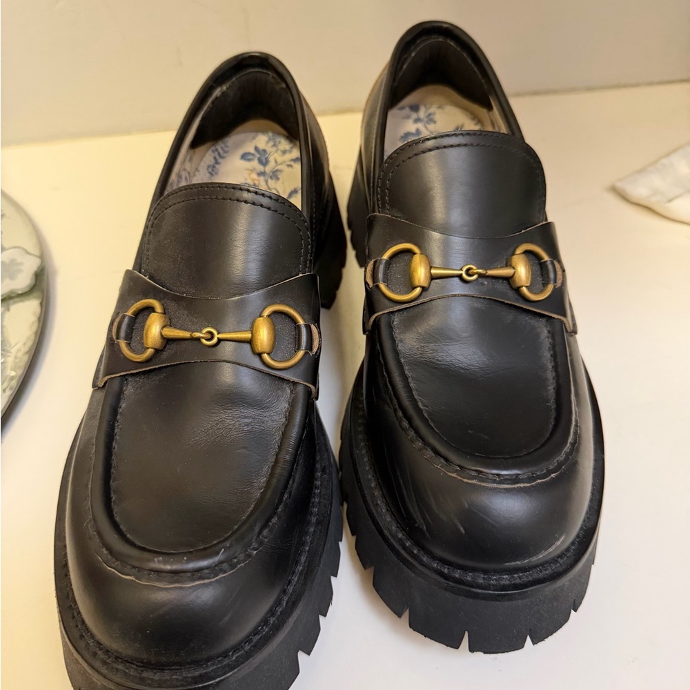 Gucci Black Leather Loafers with Gold Hardware